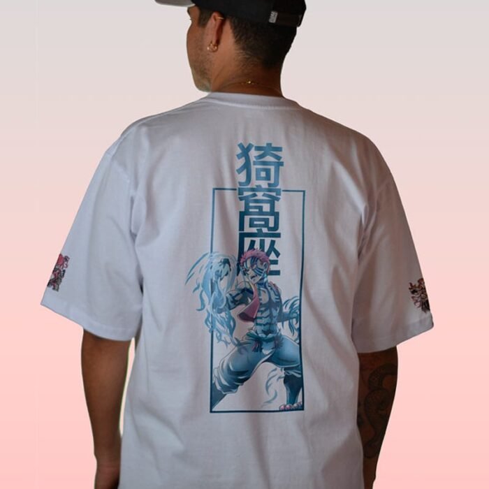 Camiseta blanca de Akaza con diseño trasero inspirado en Kimetsu no Yaiba.