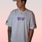 Camiseta blanca de Akaza con diseño frontal minimalista de Kimetsu no Yaiba.