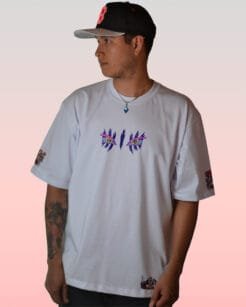 AKAZ-C-001_2 Camiseta blanca de Akaza con diseño frontal minimalista de Kimetsu no Yaiba.