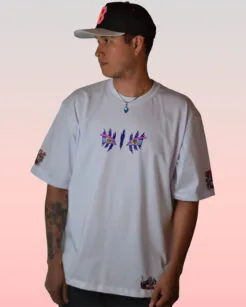 Camiseta blanca de Akaza con diseño frontal minimalista de Kimetsu no Yaiba.