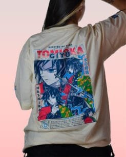 Camiseta crema de Giyu Tomioka con diseño trasero inspirado en Kimetsu no Yaiba.