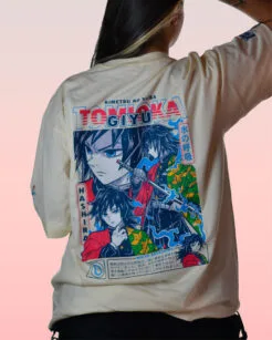 Camiseta crema de Giyu Tomioka con diseño trasero inspirado en Kimetsu no Yaiba.