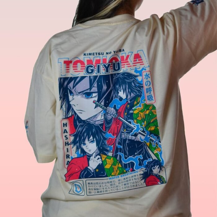 Camiseta crema de Giyu Tomioka con diseño trasero inspirado en Kimetsu no Yaiba.