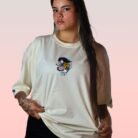 Camiseta crema de Giyu Tomioka con diseño frontal de Kimetsu no Yaiba.