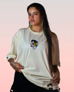 Camiseta crema de Giyu Tomioka con diseño frontal de Kimetsu no Yaiba.