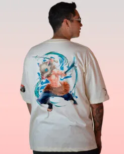 Camiseta blanca de Inosuke Hashibira con diseño trasero inspirado en Kimetsu no Yaiba.
