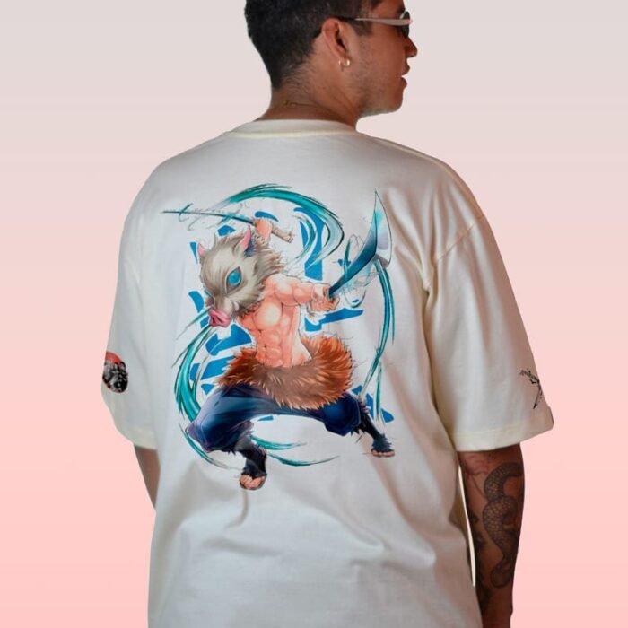 Camiseta blanca de Inosuke Hashibira con diseño trasero inspirado en Kimetsu no Yaiba.