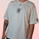 Camiseta blanca de Inosuke Hashibira con diseño frontal de Kimetsu no Yaiba.