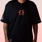 Camiseta negra de Kokushibo con diseño inspirado en Kimetsu no Yaiba.