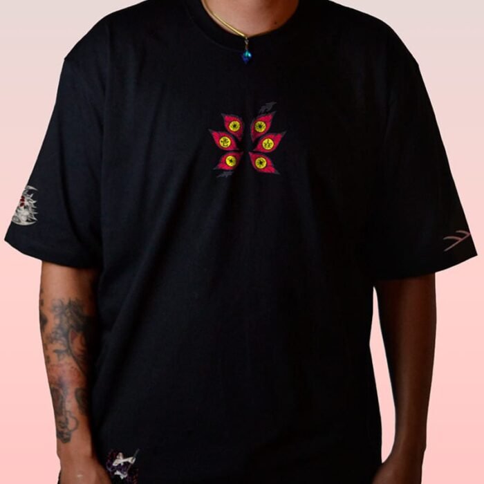 Camiseta negra de Kokushibo con diseño inspirado en Kimetsu no Yaiba.