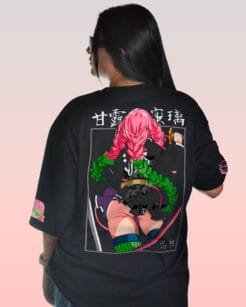 Camiseta negra de Mitsuri Kanroji con diseño trasero inspirado en Kimetsu no Yaiba.