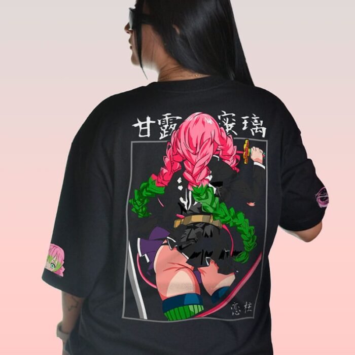 Camiseta negra de Mitsuri Kanroji con diseño trasero inspirado en Kimetsu no Yaiba.