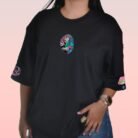 Camiseta negra de Mitsuri Kanroji con diseño frontal de Kimetsu no Yaiba.