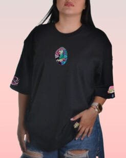 Camiseta negra de Mitsuri Kanroji con diseño frontal de Kimetsu no Yaiba.