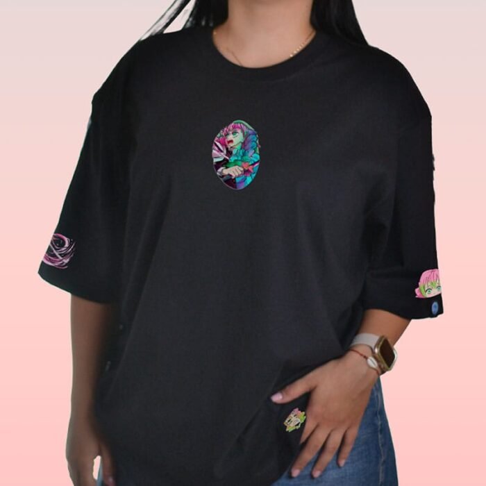 MITS-C-001_2 Camiseta negra de Mitsuri Kanroji con diseño frontal de Kimetsu no Yaiba.