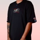 Camiseta negra de Muzan Kibutsuji con diseño frontal de Kimetsu no Yaiba.