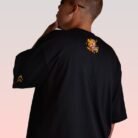 Camiseta negra de Rengoku Kyojuro con diseño trasero inspirado en Kimetsu no Yaiba.