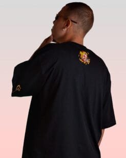 Camiseta negra de Rengoku Kyojuro con diseño trasero inspirado en Kimetsu no Yaiba.