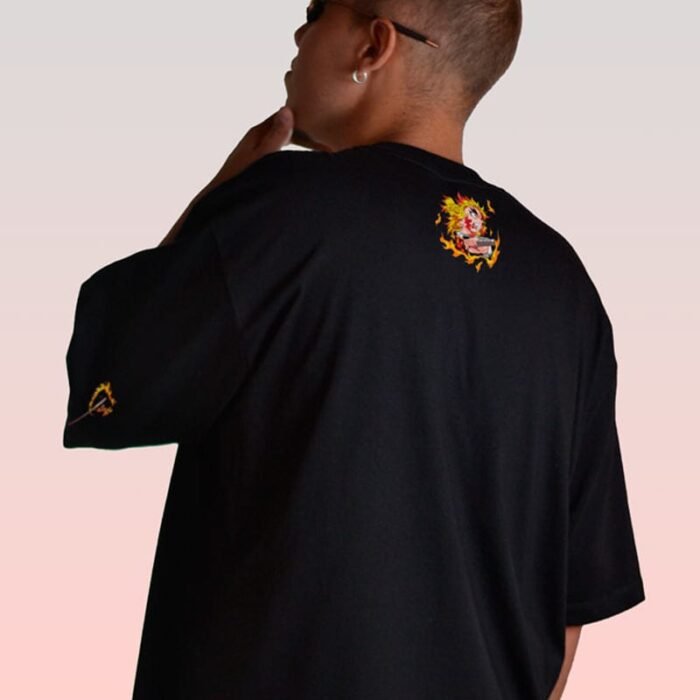 RENG-C-001_2 Camiseta negra de Rengoku Kyojuro con diseño trasero inspirado en Kimetsu no Yaiba.