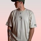 Camiseta color arena de Sanemi Shinazugawa con diseño frontal de Kimetsu no Yaiba.