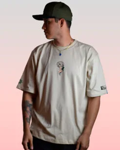 Camiseta color arena de Sanemi Shinazugawa con diseño frontal de Kimetsu no Yaiba.