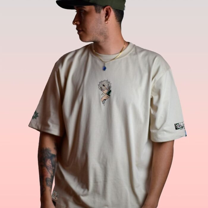 SANE-C-001_2 Camiseta color arena de Sanemi Shinazugawa con diseño frontal de Kimetsu no Yaiba.