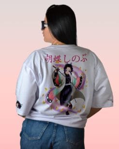 Camiseta blanca de Shinobu Kocho con diseño trasero inspirado en Kimetsu no Yaiba.