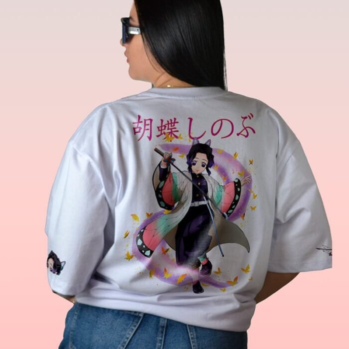 Camiseta blanca de Shinobu Kocho con diseño trasero inspirado en Kimetsu no Yaiba.