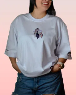 Camiseta blanca de Shinobu Kocho con diseño frontal de Kimetsu no Yaiba.