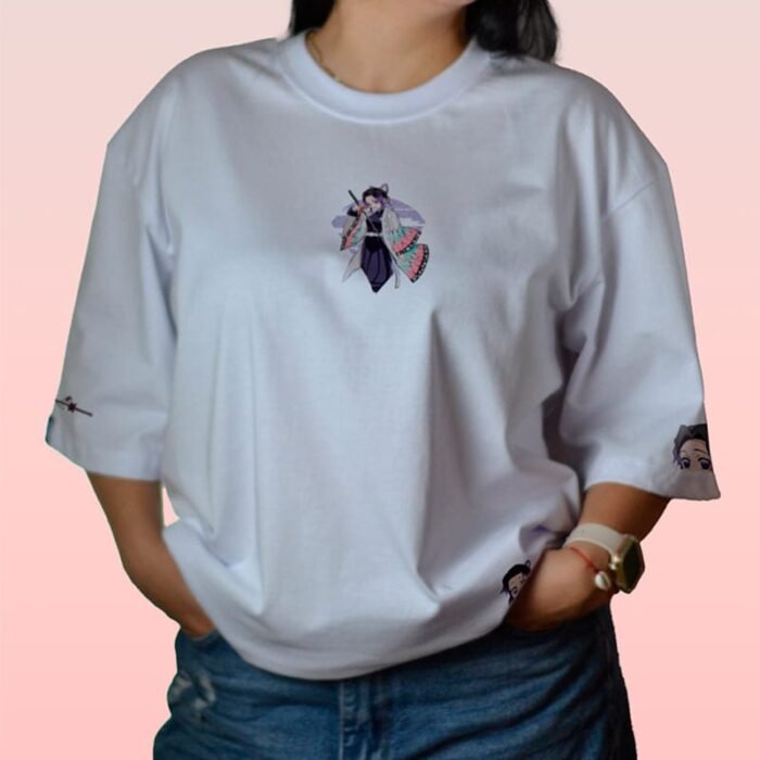 SHIN-C-001_2 Camiseta blanca de Shinobu Kocho con diseño frontal de Kimetsu no Yaiba.