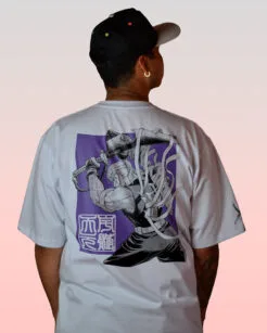 Camiseta blanca de Tengen Uzui con diseño trasero inspirado en Kimetsu no Yaiba.