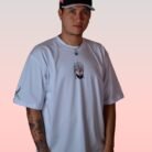 Camiseta blanca de Tengen Uzui con diseño frontal de Kimetsu no Yaiba.