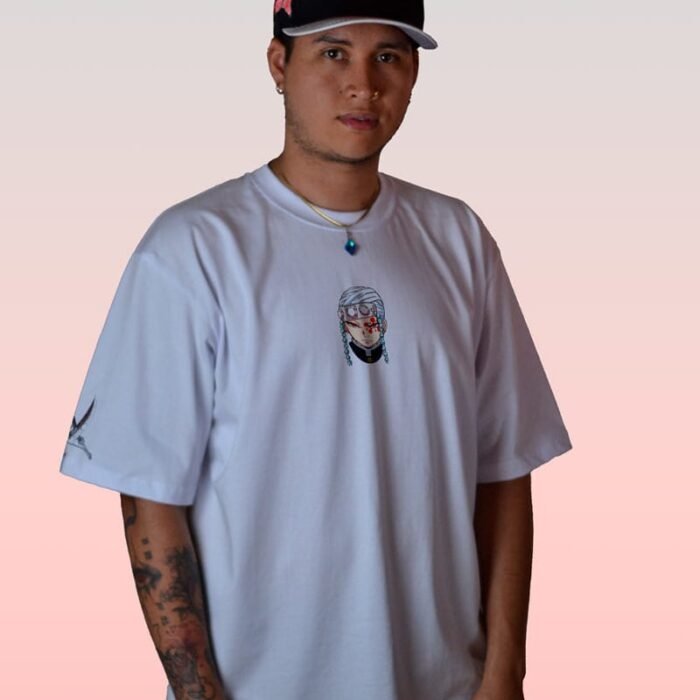 UZUI-C-001_2 Camiseta blanca de Tengen Uzui con diseño frontal de Kimetsu no Yaiba.