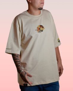 Camiseta color arena de Zenitsu Agatsuma con diseño frontal de Kimetsu no Yaiba.