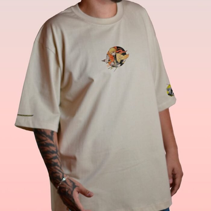 ZENI-C-001_2 Camiseta color arena de Zenitsu Agatsuma con diseño frontal de Kimetsu no Yaiba.