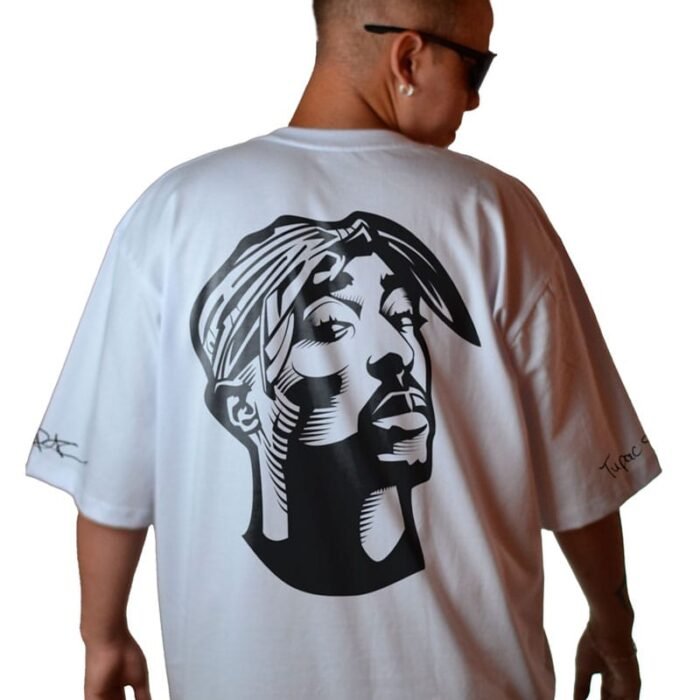 Parte trasera de la camiseta blanca Tupac Classic con diseño especial en homenaje a 2Pac.