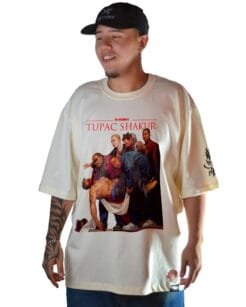 Camiseta blanca homenaje a 2Pac – Diseño conmemorativo en el frente.