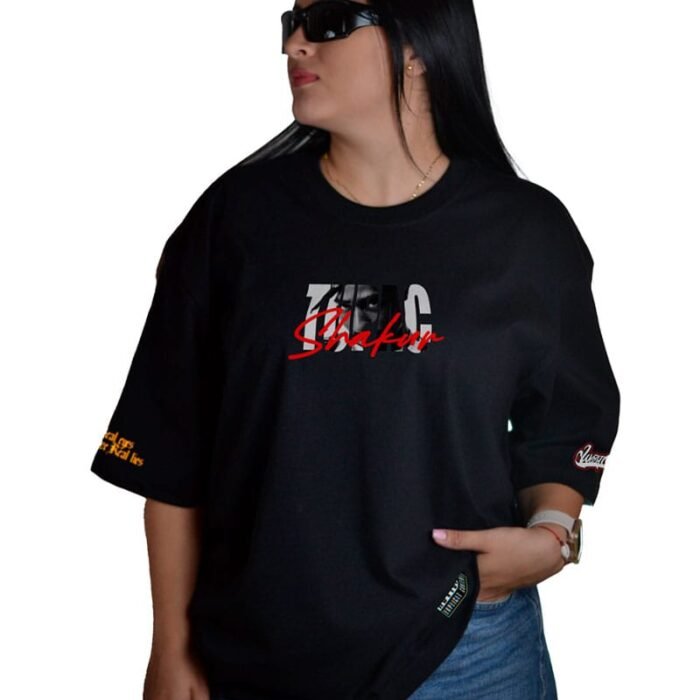 Parte frontal de camiseta negra West Coast – Estilo urbano y auténtico.